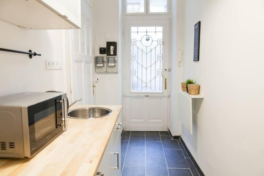 30m2 A/c Apartment, 3 Min From Ny Cafe Apartman *
